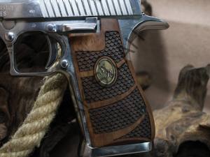 Desert Eagle Sarı Metal Kişisel Harf Balık Pulu Motif Ceviz Ahşap Silah Kabze