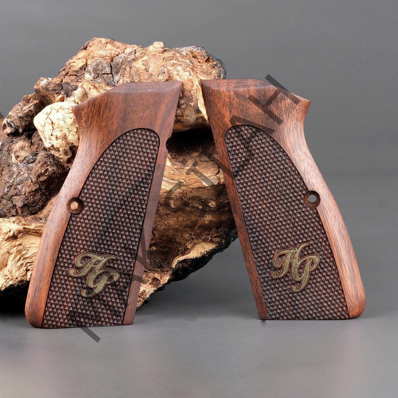 Browning Hp Kulaklı Sarı Metal Harf Nokta Motif Ceviz Ahşap Silah Kabze