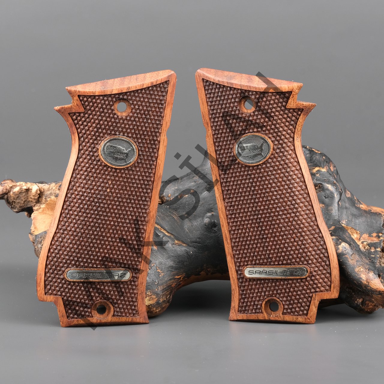 Sar Arms K2 45 Beyaz Metal Arma Nokta Motif Ceviz Ahşap Silah Kabze