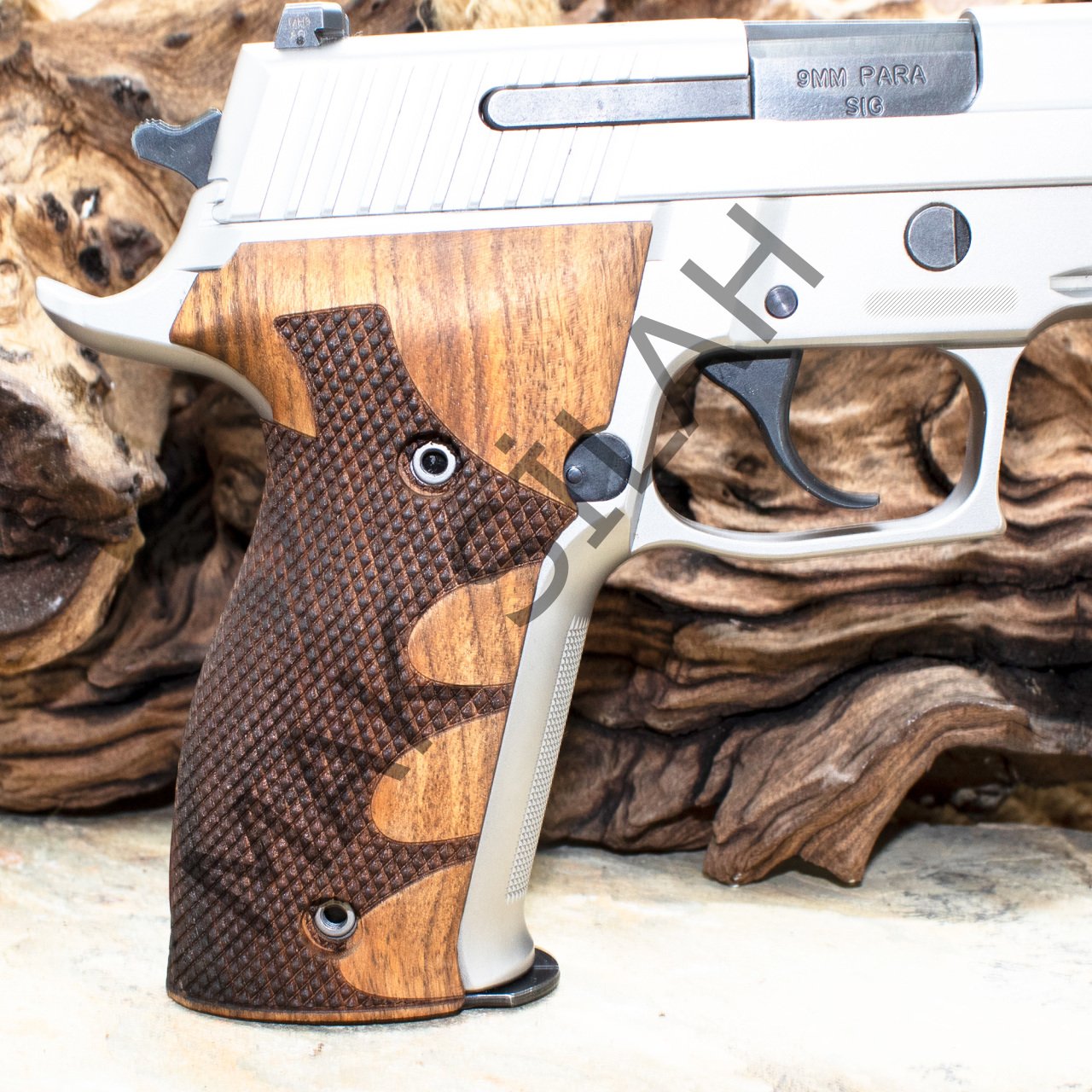 Sig Sauer P 226 Baklava Motif Parmak İzi Ceviz Ahşap Silah Kabze
