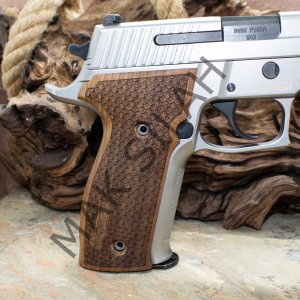Sig Sauer P 226 Balık Pulu Motif Sig Yazı Ceviz Ahşap Silah Kabze