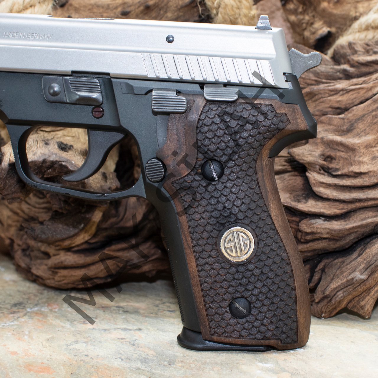 Sig Sauer P 228 P 229 Sarı Metal Arma Sig Balık Pulu Motif Ceviz Ahşap Silah Kabze