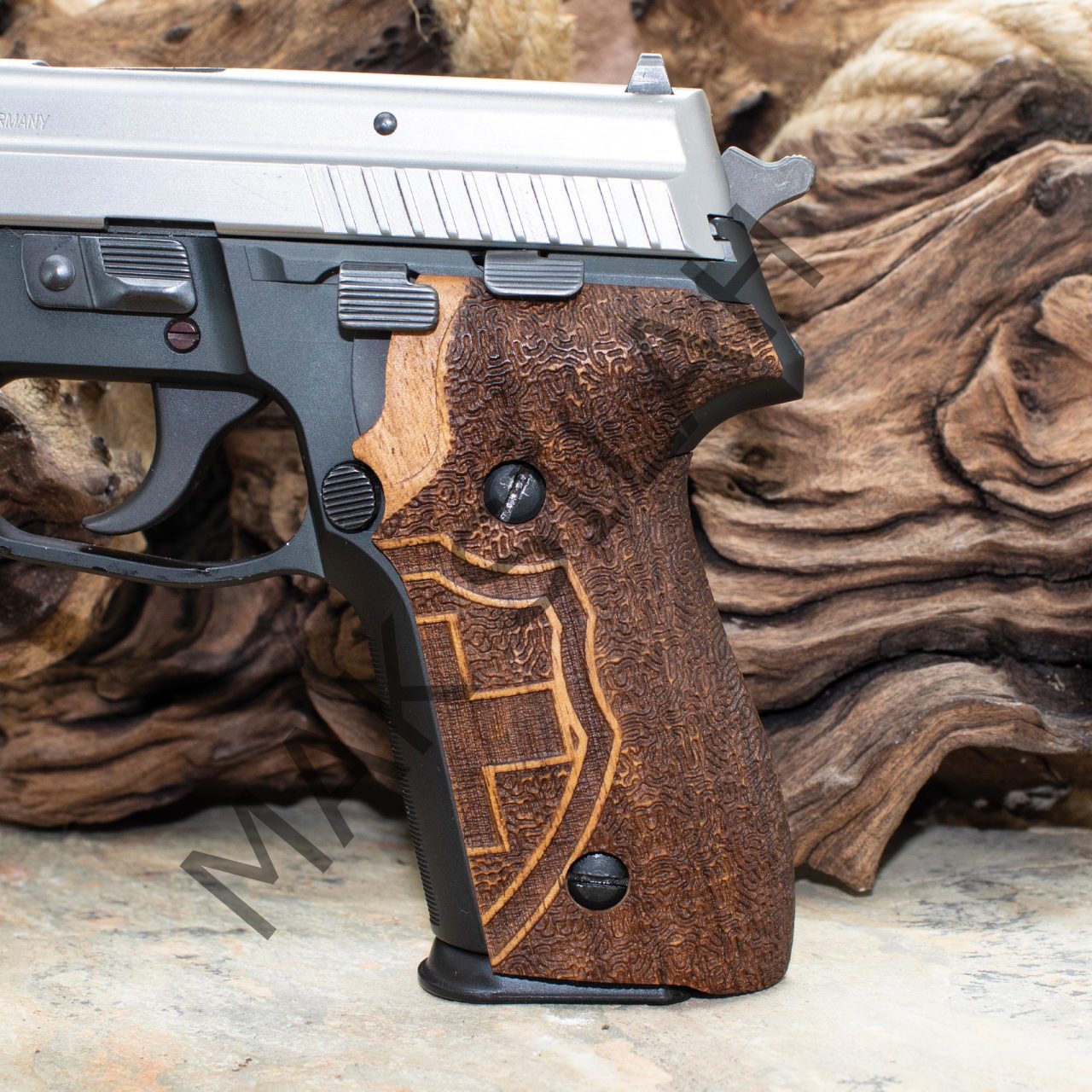 Sig Sauer P 228 P 229 Kalkan Haç Yarım Motif Ceviz Ahşap Silah Kabze
